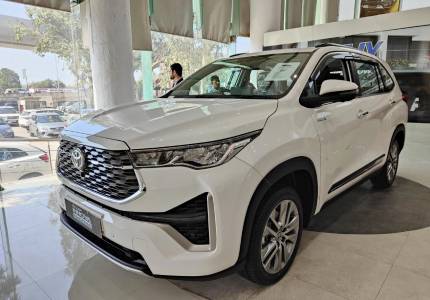 Toyota Innova Hycross
